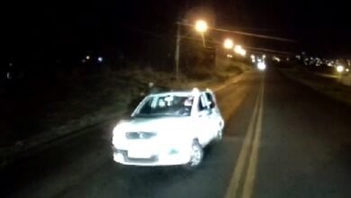 Fotos de Câmera de segurança de caminhão registra ação de bandidos rendendo e roubando motorista de um carro em Maringá