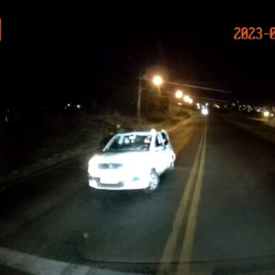 Fotos de Câmera de segurança de caminhão registra ação de bandidos rendendo e roubando motorista de um carro em Maringá