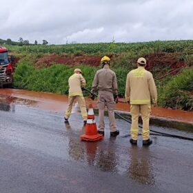 Caminhão do Corpo de Bombeiros bate em barranco após aquaplanagem em Maringá Foto 1 Fotos de Caminhão do Corpo de Bombeiros bate em barranco após aquaplanagem em Maringá