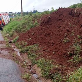 Caminhão do Corpo de Bombeiros bate em barranco após aquaplanagem em Maringá Foto 2 Fotos de Caminhão do Corpo de Bombeiros bate em barranco após aquaplanagem em Maringá