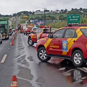 Caminhão do Corpo de Bombeiros bate em barranco após aquaplanagem em Maringá Foto 3 Fotos de Caminhão do Corpo de Bombeiros bate em barranco após aquaplanagem em Maringá