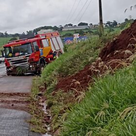 Caminhão do Corpo de Bombeiros bate em barranco após aquaplanagem em Maringá Foto 4 Fotos de Caminhão do Corpo de Bombeiros bate em barranco após aquaplanagem em Maringá