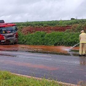 Caminhão do Corpo de Bombeiros bate em barranco após aquaplanagem em Maringá Foto 5 Fotos de Caminhão do Corpo de Bombeiros bate em barranco após aquaplanagem em Maringá