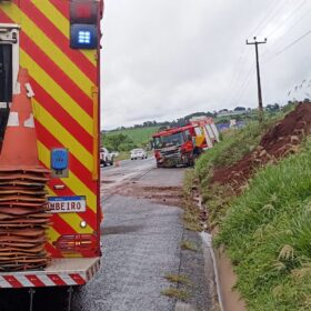 Caminhão do Corpo de Bombeiros bate em barranco após aquaplanagem em Maringá Foto 6 Fotos de Caminhão do Corpo de Bombeiros bate em barranco após aquaplanagem em Maringá