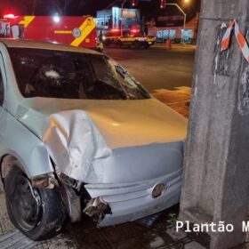 Fotos de Carro invade calçada, atropela pedestre e atinge poste em Maringá