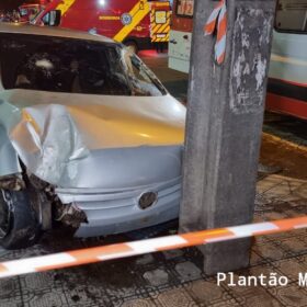 Fotos de Carro invade calçada, atropela pedestre e atinge poste em Maringá