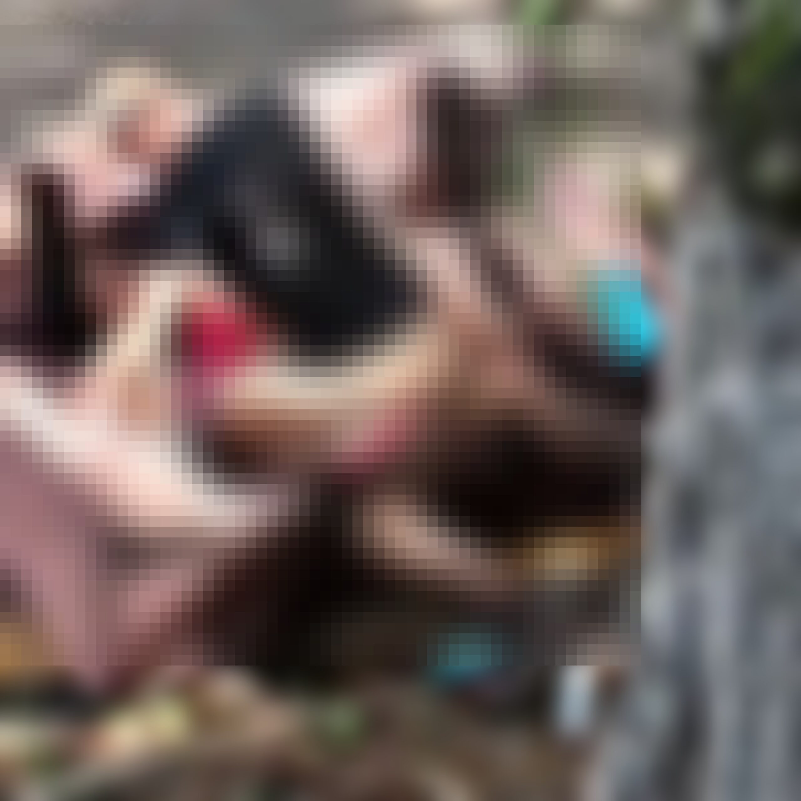 Fotos de Casal é flagrado fazendo sexo em cima de um sofá no meio da rua em Maringá