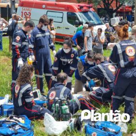 Fotos de Colisão envolvendo carro e moto deixa um homem morto e uma mulher ferida em Maringá 