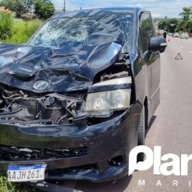 Fotos de Colisão envolvendo carro e moto deixa um homem morto e uma mulher ferida em Maringá 