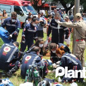 Fotos de Colisão envolvendo carro e moto deixa um homem morto e uma mulher ferida em Maringá 