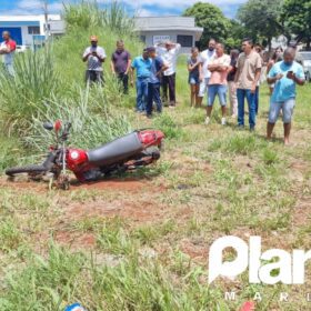 Fotos de Colisão envolvendo carro e moto deixa um homem morto e uma mulher ferida em Maringá 