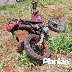 Fotos de Colisão envolvendo carro e moto deixa um homem morto e uma mulher ferida em Maringá 