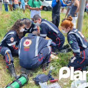 Fotos de Colisão envolvendo carro e moto deixa um homem morto e uma mulher ferida em Maringá 