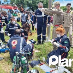 Fotos de Colisão envolvendo carro e moto deixa um homem morto e uma mulher ferida em Maringá 