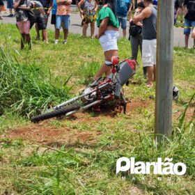 Fotos de Colisão envolvendo carro e moto deixa um homem morto e uma mulher ferida em Maringá 