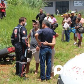 Fotos de Colisão envolvendo carro e moto deixa um homem morto e uma mulher ferida em Maringá 