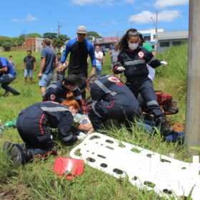 Fotos de Colisão envolvendo carro e moto deixa um homem morto e uma mulher ferida em Maringá 