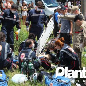 Fotos de Colisão envolvendo carro e moto deixa um homem morto e uma mulher ferida em Maringá 