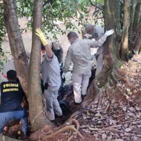 Fotos de Corpo em avançado estado decomposição é encontrado em um córrego em Maringá