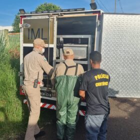 Fotos de Corpo em avançado estado decomposição é encontrado em um córrego em Maringá