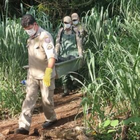 Fotos de Corpo em avançado estado decomposição é encontrado em um córrego em Maringá