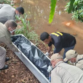 Fotos de Corpo em avançado estado decomposição é encontrado em um córrego em Maringá