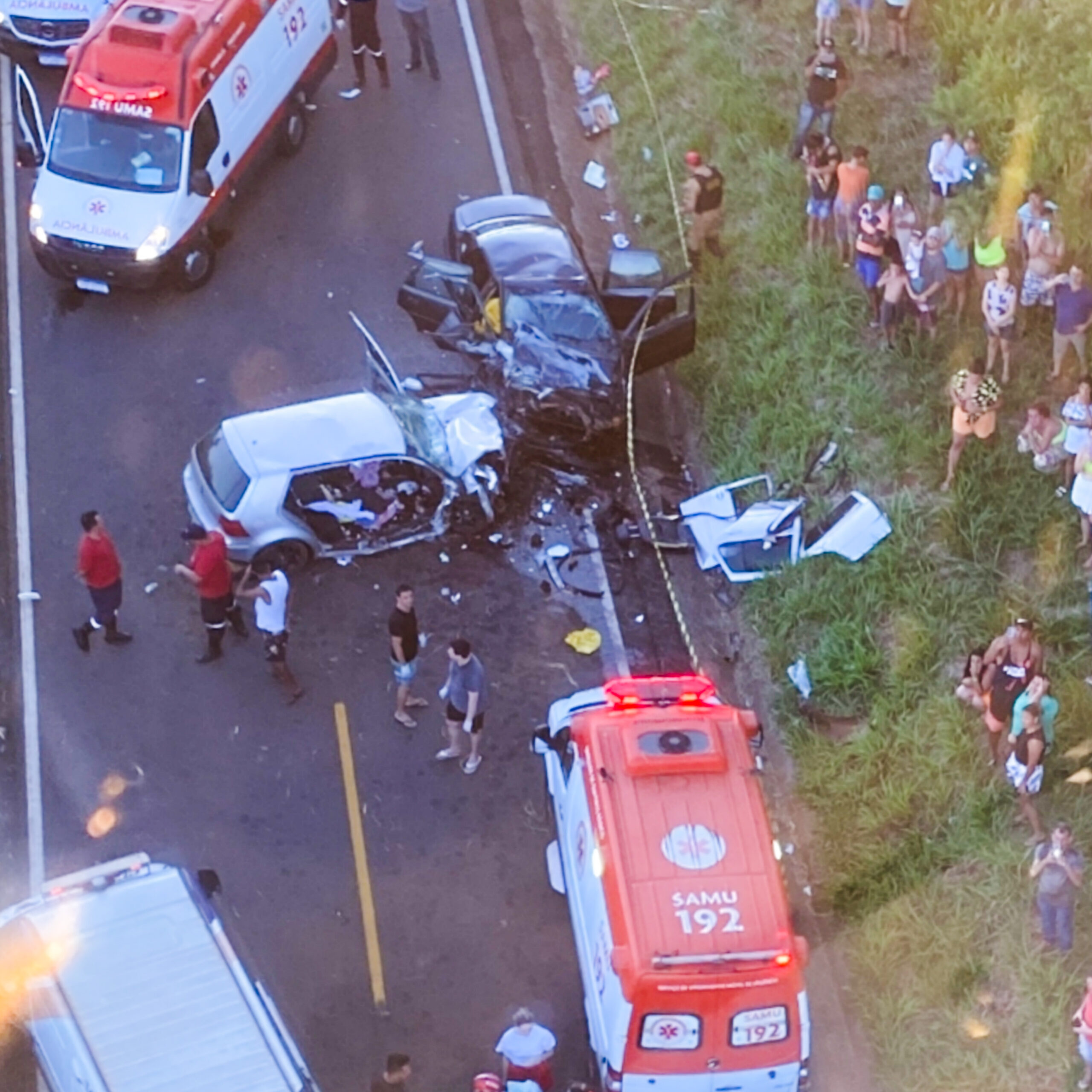 Fotos de Duas pessoas morreram e nove ficaram feridas em um trágico acidente na região
