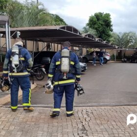 Fotos de Duas pessoas são socorridas durante incêndio em apartamento em Maringá