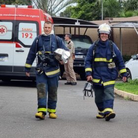 Duas pessoas são socorridas durante incêndio em apartamento em Maringá Foto 1 Fotos de Duas pessoas são socorridas durante incêndio em apartamento em Maringá