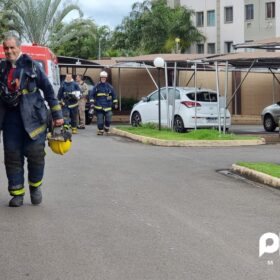 Fotos de Duas pessoas são socorridas durante incêndio em apartamento em Maringá