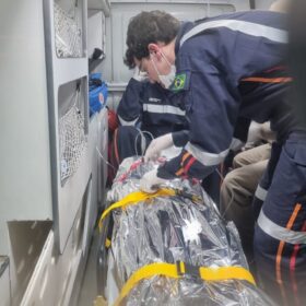 Homem tenta agredir a esposa e acaba se cortando com uma faca em Maringá Foto 1 Fotos de Homem tenta agredir a esposa e acaba se cortando com uma faca em Maringá