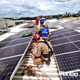 Instalador de painéis solares morre eletrocutado em telhado de barracão em construção em Maringá Foto 1 Fotos de Instalador de painéis solares morre eletrocutado em telhado de barracão em construção em Maringá
