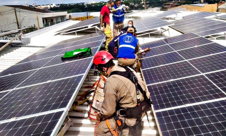 Fotos de Instalador de painéis solares morre eletrocutado em telhado de barracão em construção em Maringá