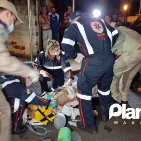 Fotos de Jovem é intubado após bater moto contra caçamba de entulho em Sarandi