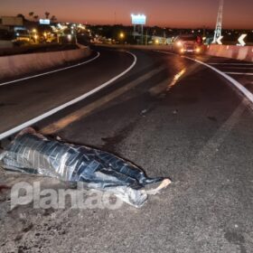 Fotos de Identificado motociclista que morreu após cair no Contorno Norte e ser atropelado por carro em Maringá