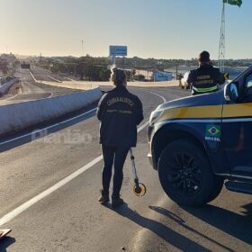 Fotos de Identificado motociclista que morreu após cair no Contorno Norte e ser atropelado por carro em Maringá