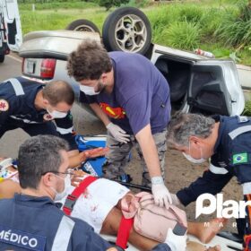 Fotos de Mulher fica ferida após capotamento no Contorno Sul de Maringá