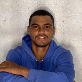 Fotos de No dia que deixou a prisão homem é executado com 15 tiros  