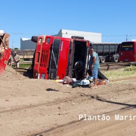 Fotos de Pai e o filho de 8 anos ficam feridos após carreta tombar no Contorno Norte, em Maringá 
