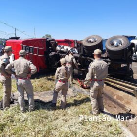Fotos de Pai e o filho de 8 anos ficam feridos após carreta tombar no Contorno Norte, em Maringá 