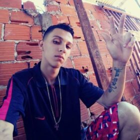 Polícia identifica e busca por principal suspeito de atirar três vezes contra cabeça de mulher em Sarandi Foto 1 Fotos de Polícia identifica e busca por principal suspeito de atirar três vezes contra cabeça de mulher em Sarandi