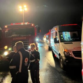 Fotos de Sete pessoas morrem e 22 ficam feridas após ônibus de viagem tombar no Paraná