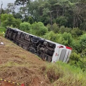 Sete pessoas morrem e 22 ficam feridas após ônibus de viagem tombar no Paraná Foto 1 Fotos de Sete pessoas morrem e 22 ficam feridas após ônibus de viagem tombar no Paraná