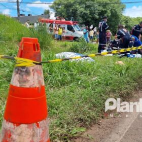 Fotos de Colisão envolvendo carro e moto deixa um homem morto e uma mulher ferida em Maringá 
