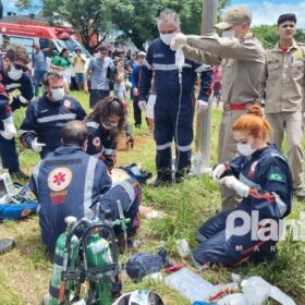 Fotos de Colisão envolvendo carro e moto deixa um homem morto e uma mulher ferida em Maringá 