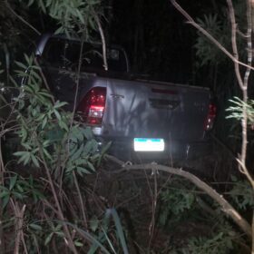 Vídeo mostra bandidos rendendo motorista e roubando camionete luxo  Foto 1 Fotos de Vídeo mostra bandidos rendendo motorista e roubando camionete luxo