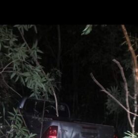 Fotos de Vídeo mostra bandidos rendendo motorista e roubando camionete luxo 