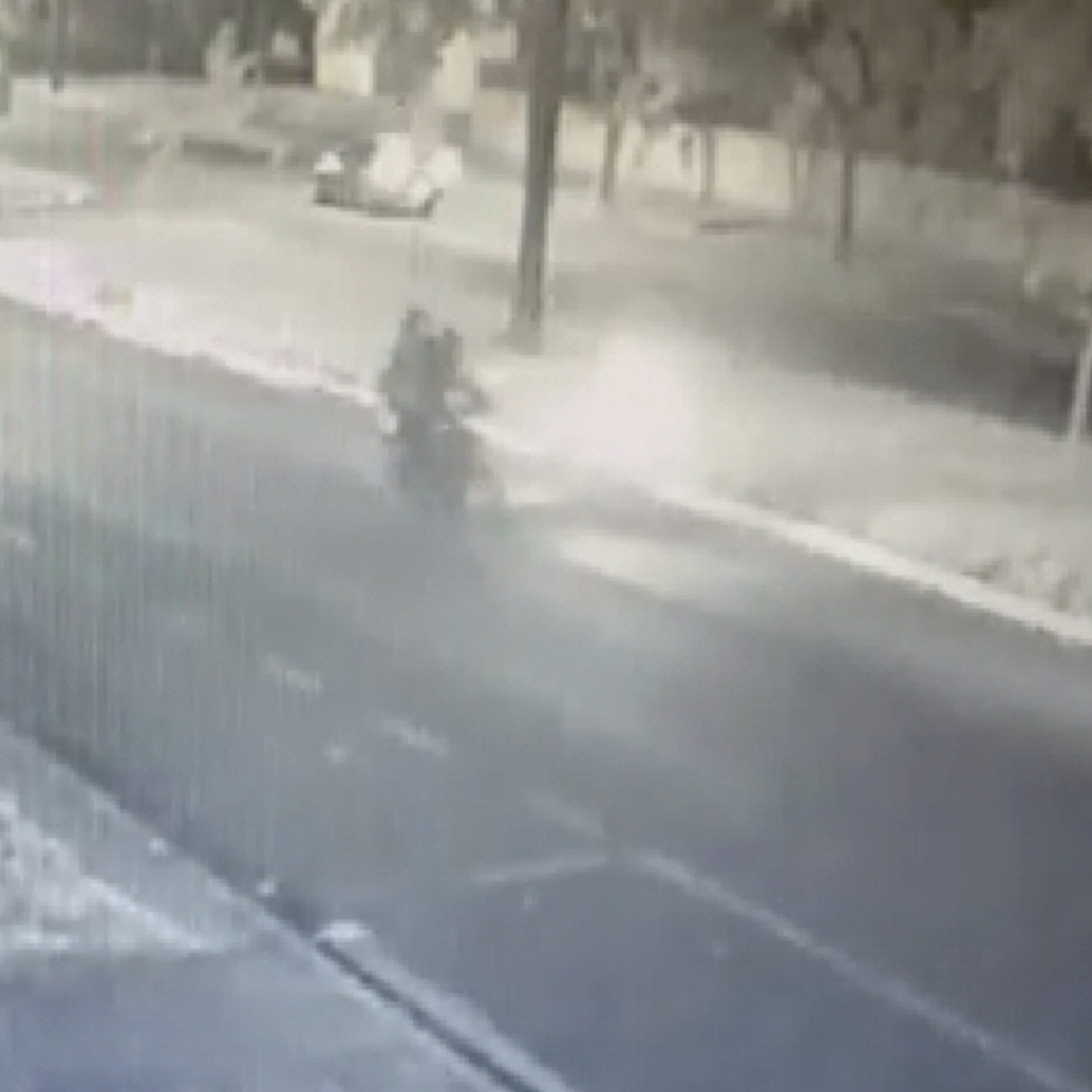 Fotos de VÍDEO: Mulher é rendida por quatro criminosos armados e tem motocicleta roubada em Maringá