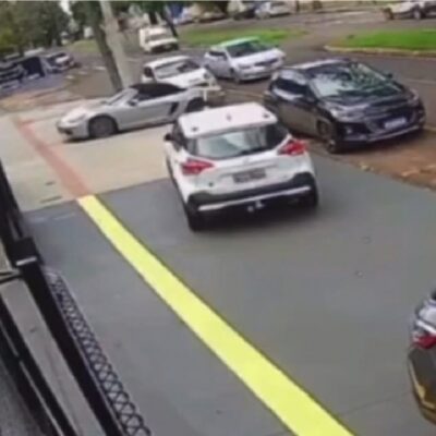 Câmera flagra momento em que Fiat Uno bate em Porsche em Maringá Foto 1 Fotos de Câmera flagra momento em que Fiat Uno bate em Porsche em Maringá