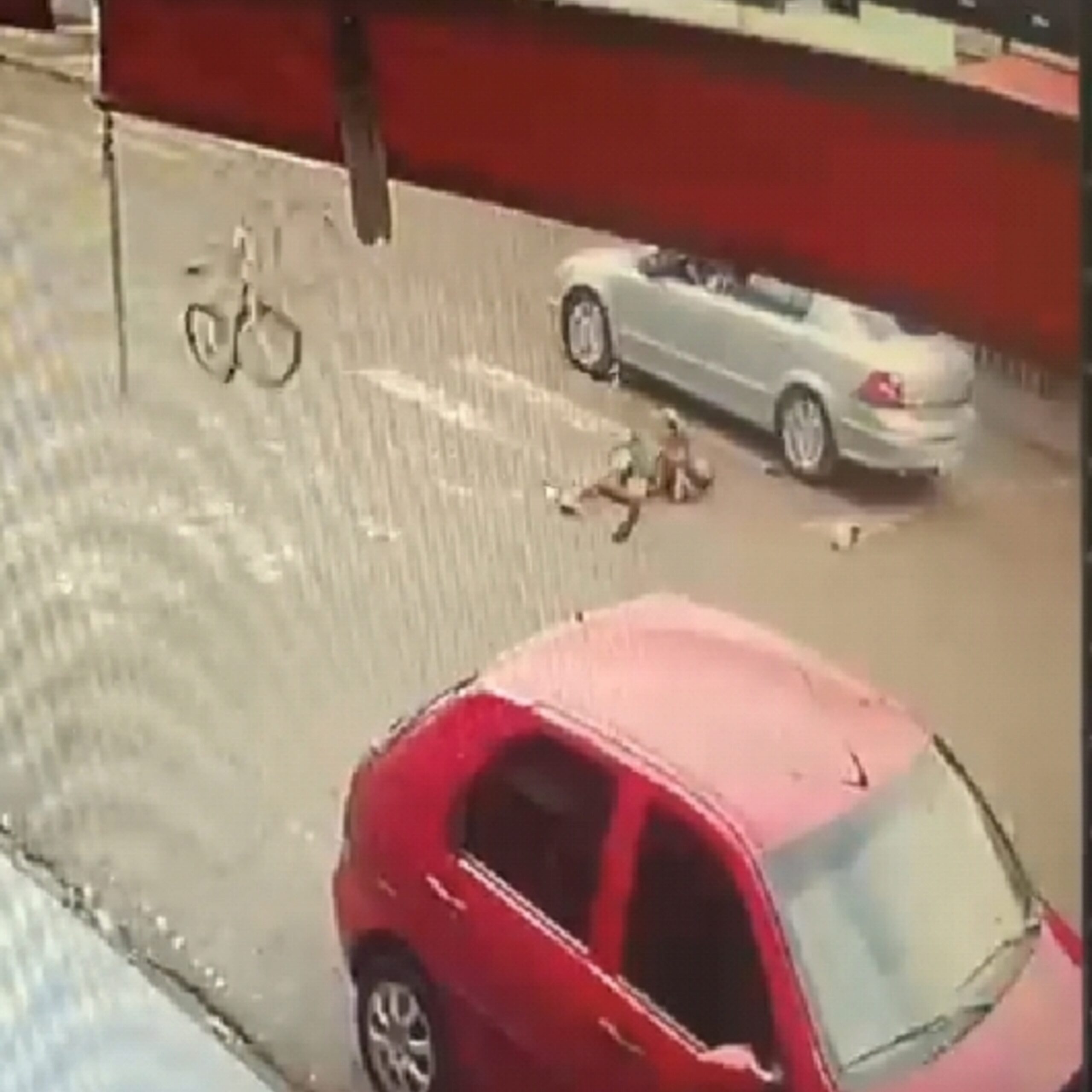 Fotos de Câmera registra criança de bicicleta batendo de frente com carro 